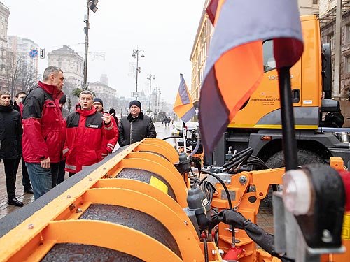 "МАЗ" передал Киеву всесезонную коммунальную технику