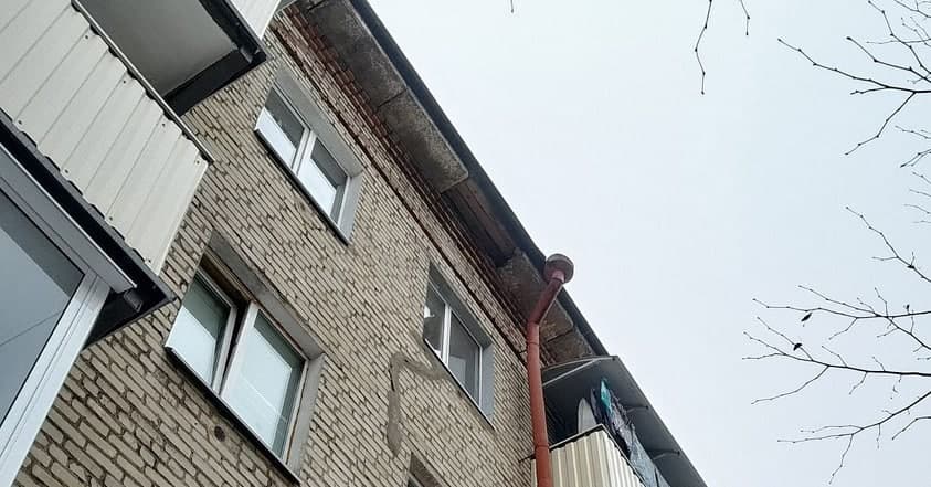 Часть карниза жилого дома обрушилась в Бобруйске
