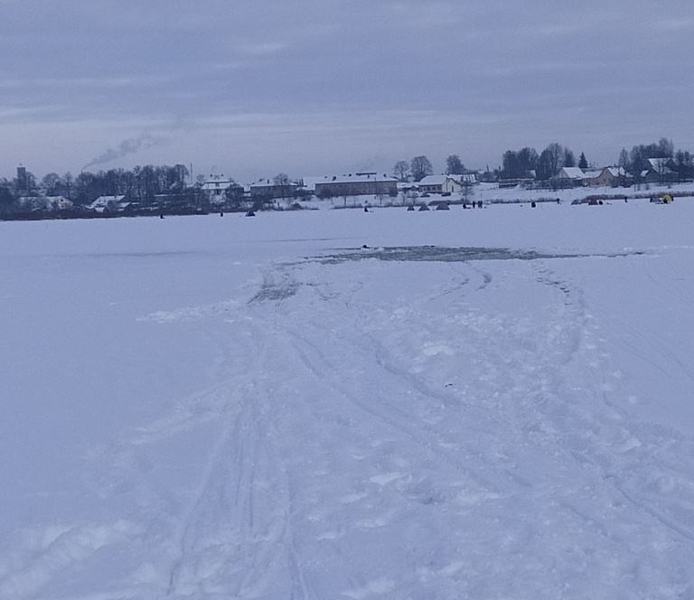 В Глубоком сотрудники МЧС спасли провалившегося под лед рыбака