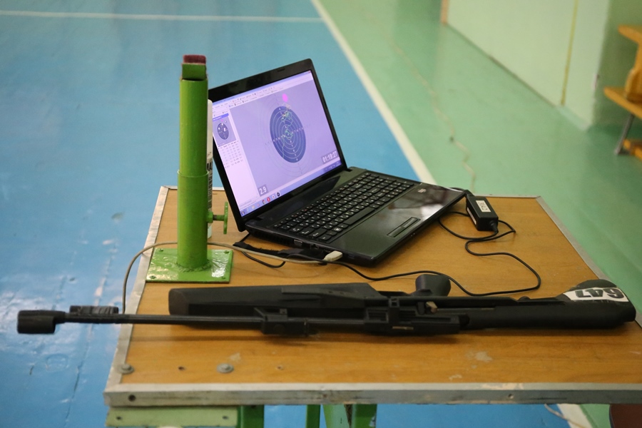 Лидской школе местные власти подарил стрелковый тренажер