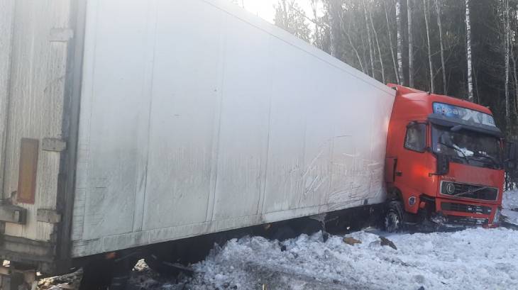 В Борисовском районе столкнулись грузовики, водителей вытаскивали спасатели