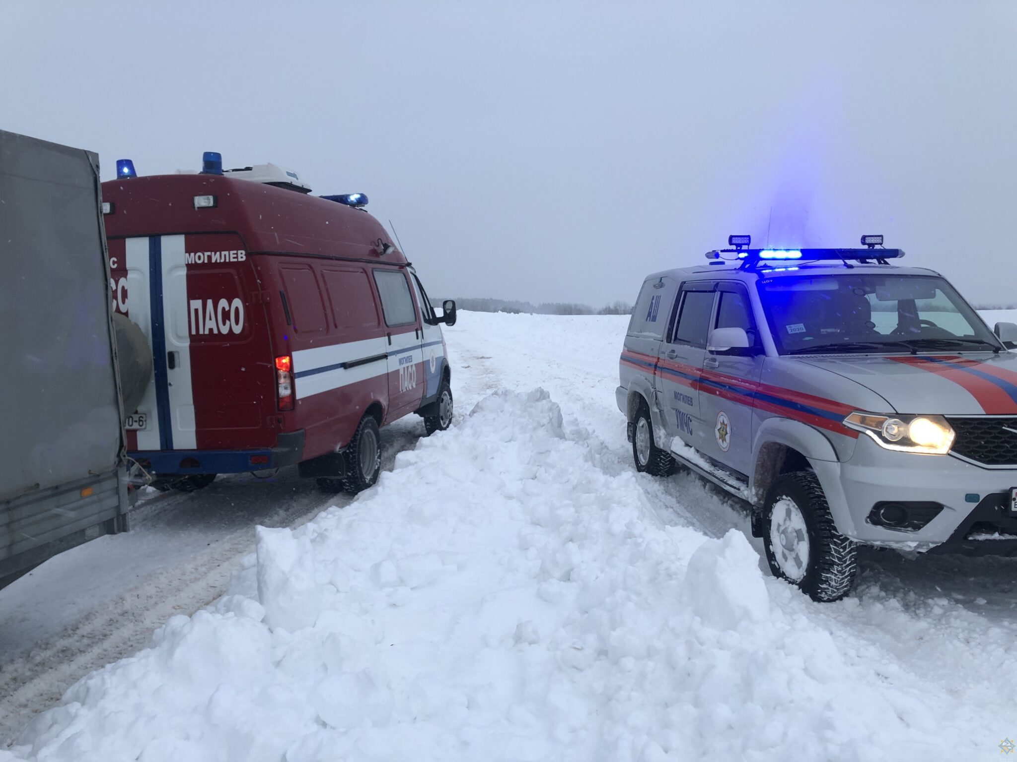 Сотрудники могилевского МЧС вызволили пенсионера из снежного плена