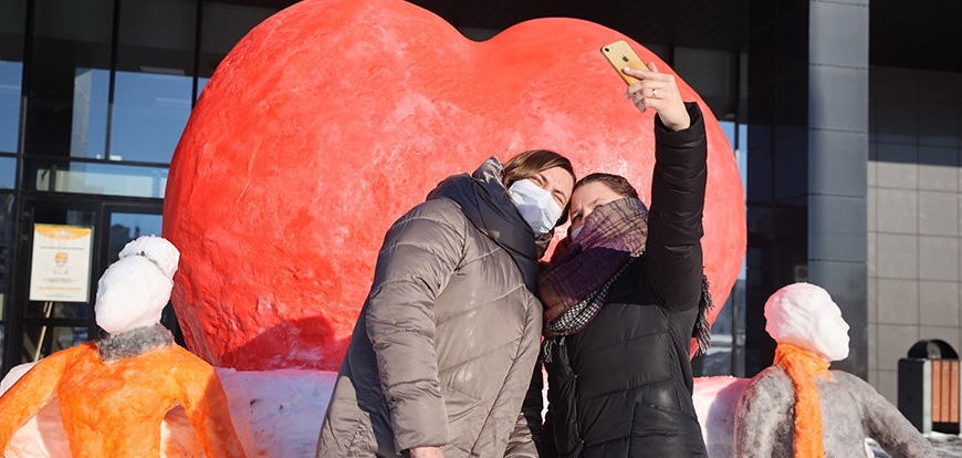 В Гродно появилась «сердечная» скамейка ко Дню влюбленных