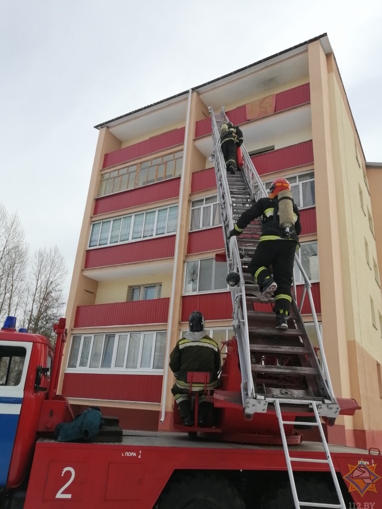 В Новолукомле работники МЧС спасли пенсионерку из горящей квартиры