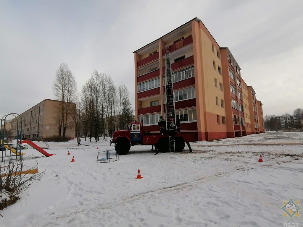 В Новолукомле работники МЧС спасли пенсионерку из горящей квартиры