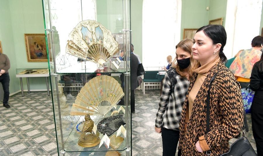 В Витебске представлены веера из коллекции музея Мирского замка