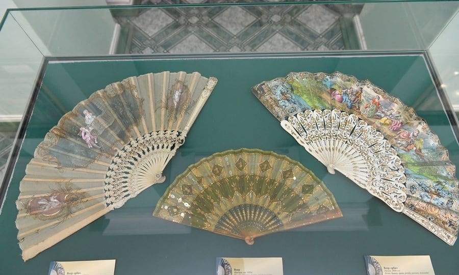 В Витебске представлены веера из коллекции музея Мирского замка