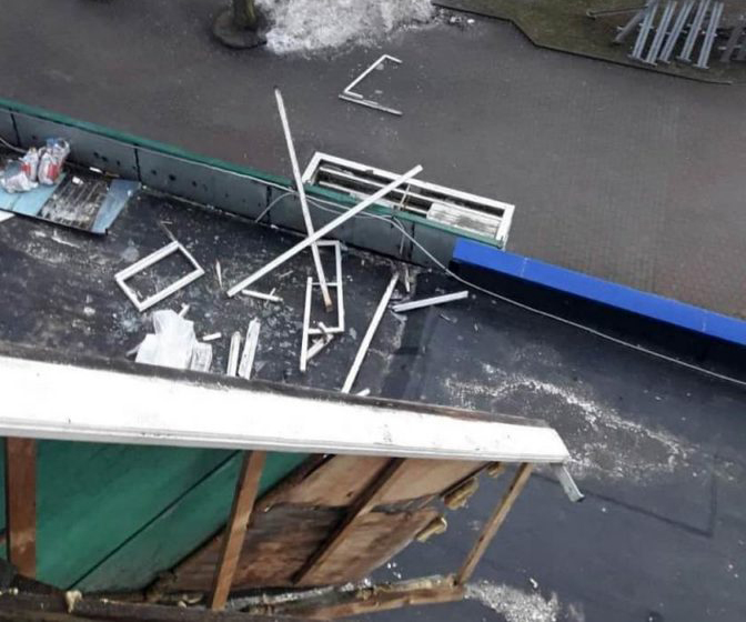 В Гродно на крышу магазина упал балкон четвертого этажа