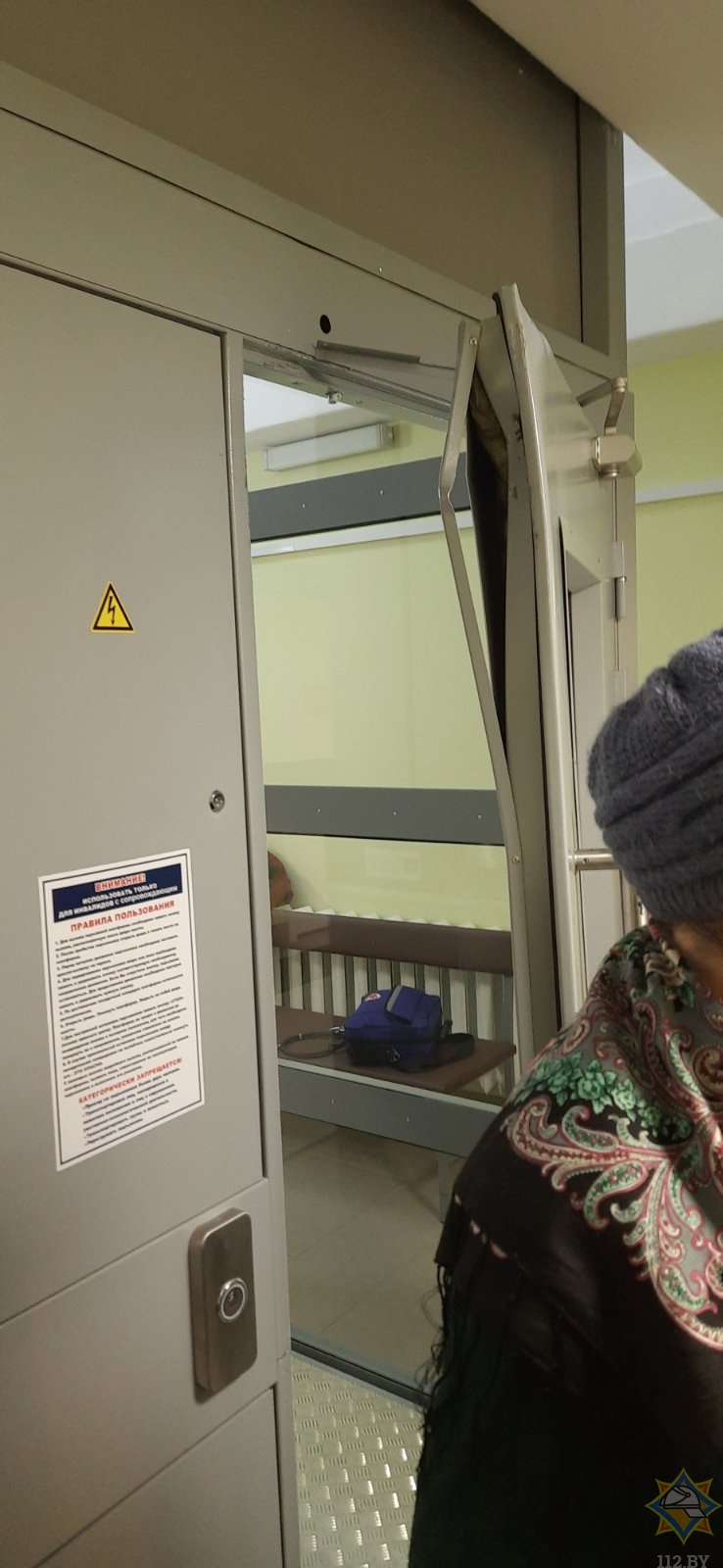 В Осиповичской поликлинике пенсионеры застряли в лифте