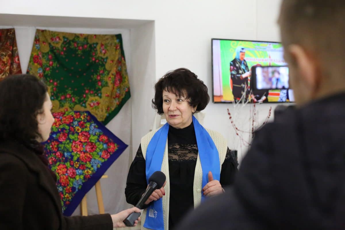 В Бобруйске открылась выставка платков «Цветочная симфония»