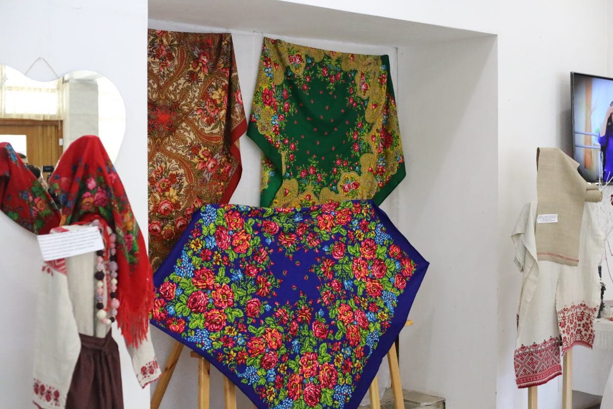 В Бобруйске открылась выставка платков «Цветочная симфония»