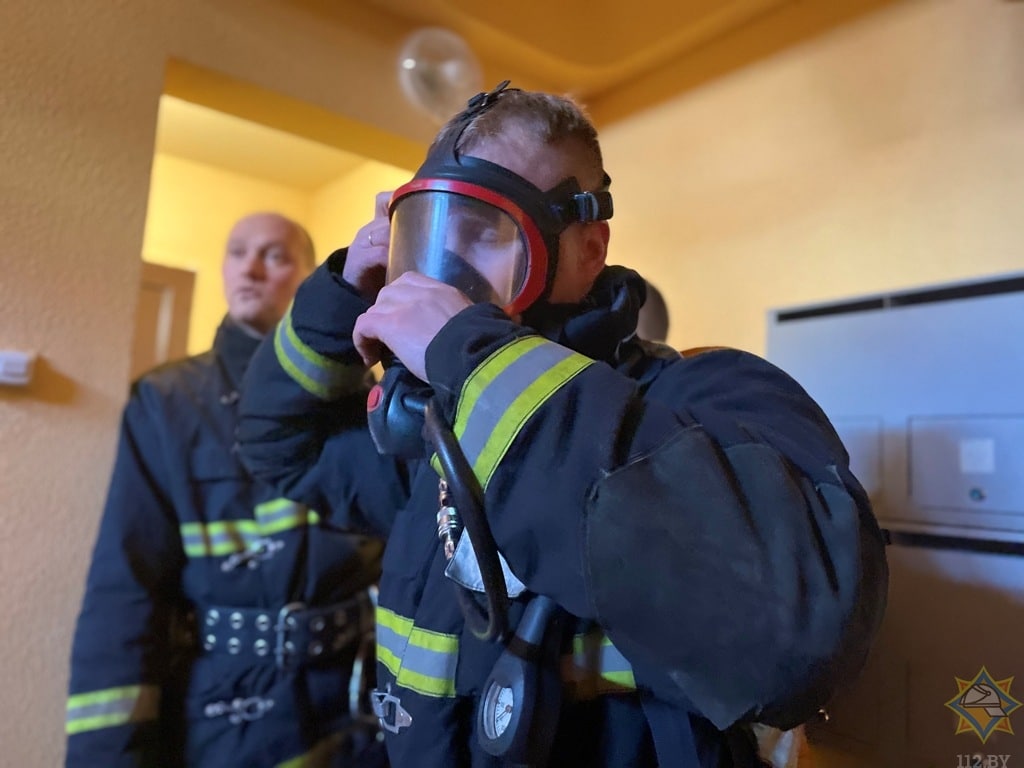 Соревнования спасателей по подъему в здание в Речице