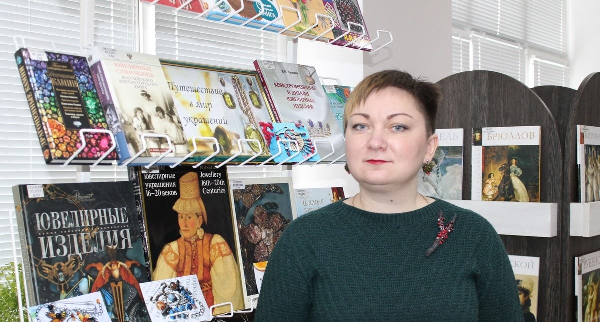 В Витебской библиотеке открылась выставка брошей ручной работы
