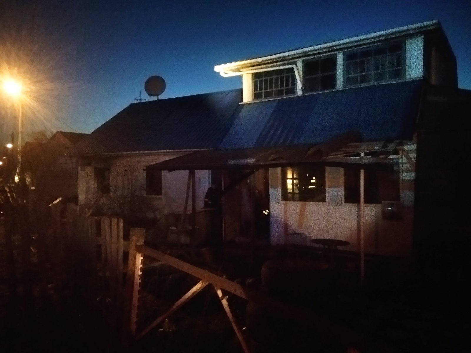 В Дзержинском районе пенсионер обгорел пытаясь потушить свой дом