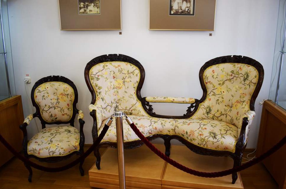 В Гродно открылась выставка мебели Радзивиллов из Несвижского дворца