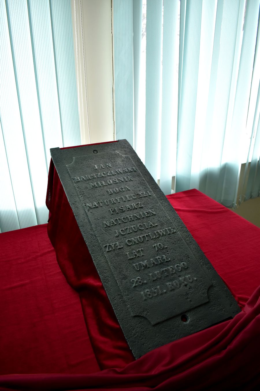 В Россоны привезли надгробную плиту Яна Барщевского