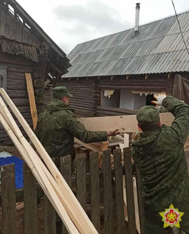 В Осиповичском районе военные принялись за восстановление поврежденного дома