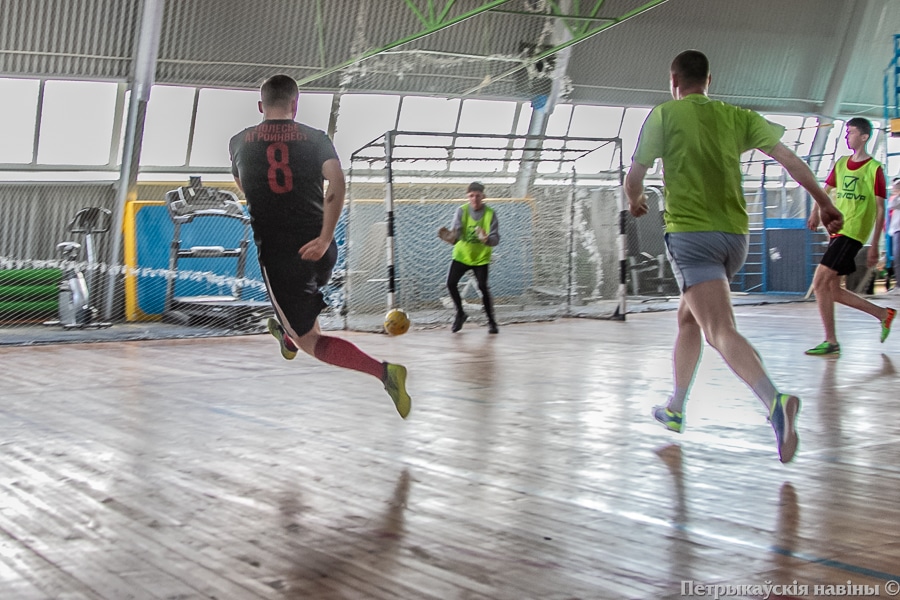 В Петрикове стартовало районное первенство памяти Рыжанкова по мини-футболу