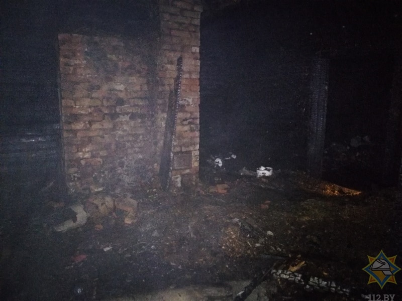 В Яновичах подростки спасли мужчину из горящего дома
