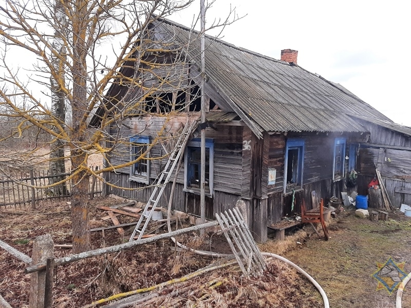 В Шарковщинском районе спасатели случайно обнаружили горящий дом с пожилой женщиной