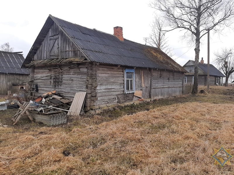 В Шарковщинском районе спасатели случайно обнаружили горящий дом с пожилой женщиной