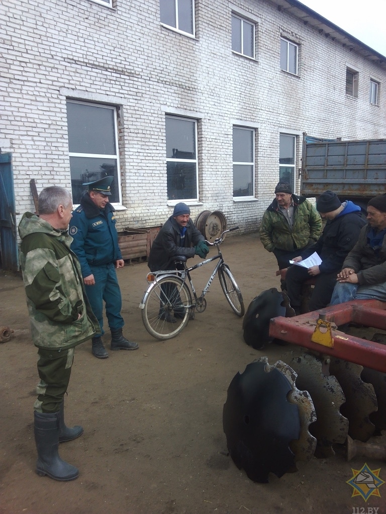 В Чашникском районе спасатели проводят рейды по предотвращению палов травы