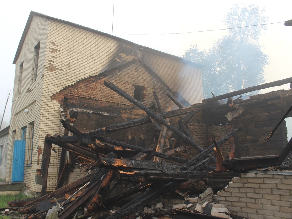 Березино: курящие подростки сожгли здание
