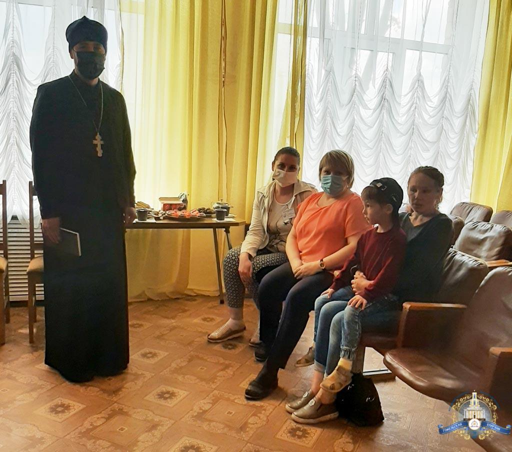 В День защиты детей православные священники посетили Жлобинский социально-педагогический центр