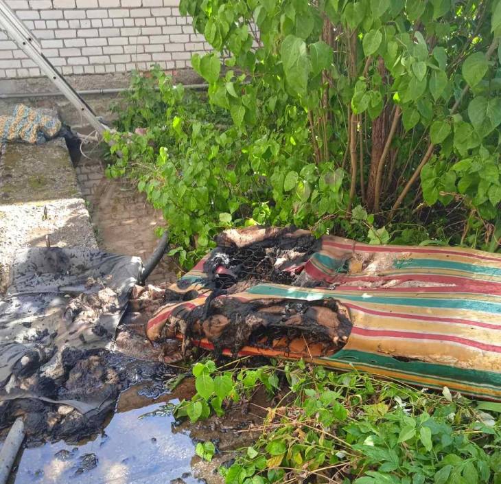 В Дзержинском районе курильщик едва не сгорел в своей постели