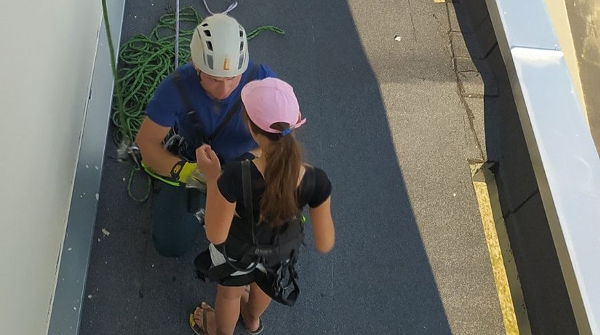 В Островце спасатели сняли с козырька балкона девочку: ее туда занесло ветром