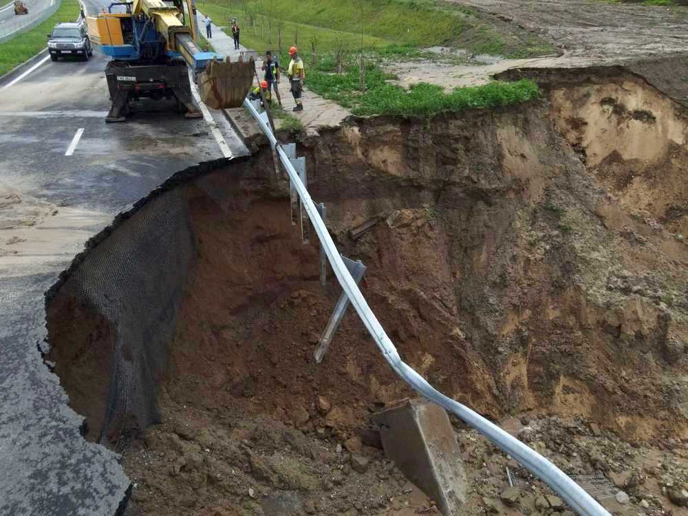 В Гродно ремонтируют новый автомобильный мост, где от дождя обрушился участок