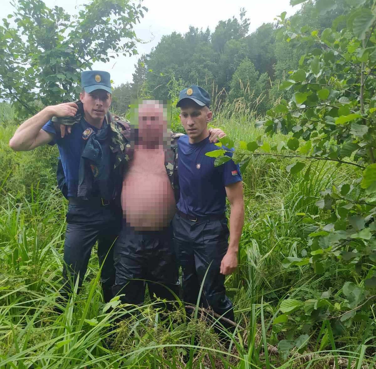 Дятловские спасатели вытащили мужчину из болота