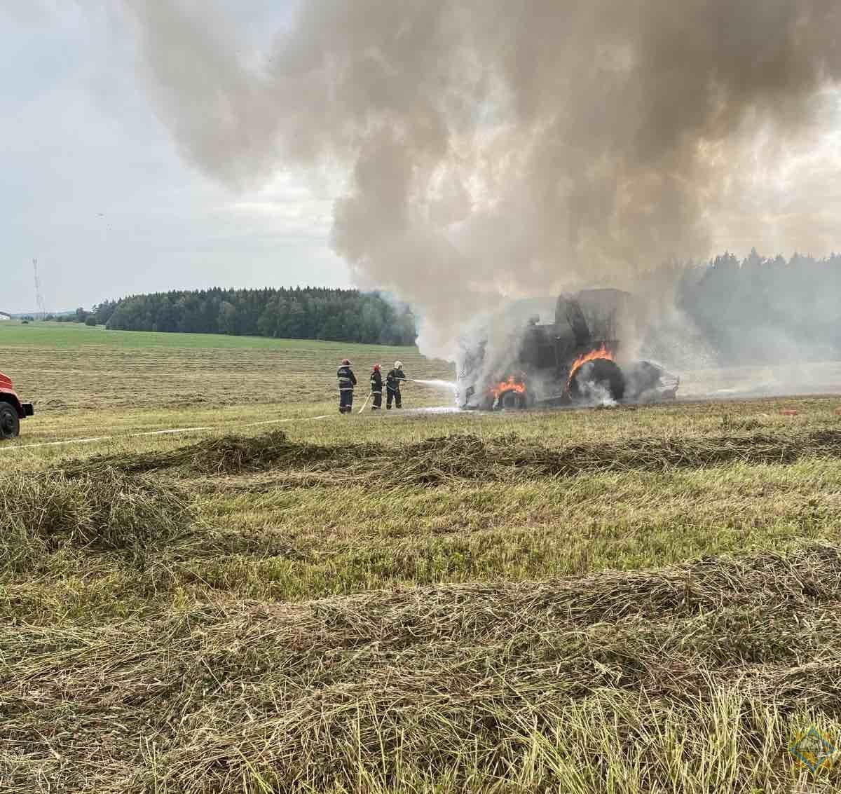 В Новогрудском районе в поле загорелся комбайн