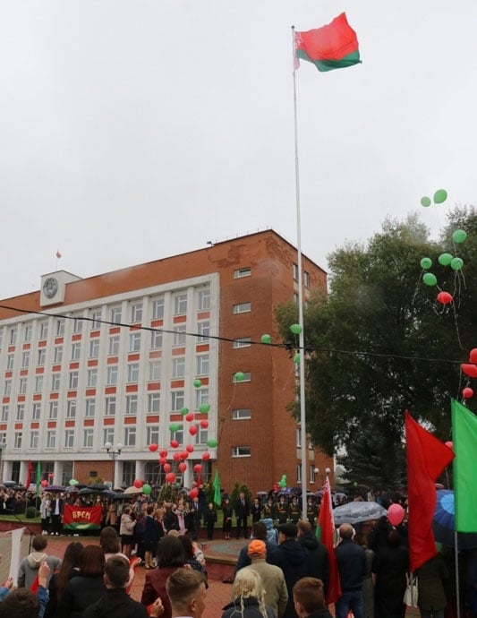 В Ошмянах открыли площадь Государственного флага Беларуси