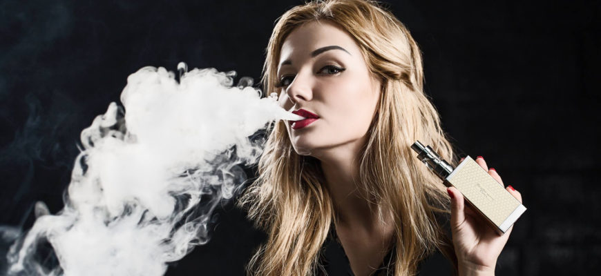 девушка курит электронную сигарету