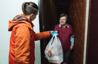 волонтер и пожилая женщина