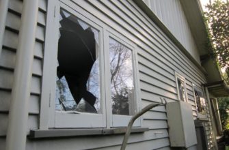 разбитое окно в доме