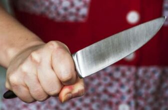 нож в женской руке