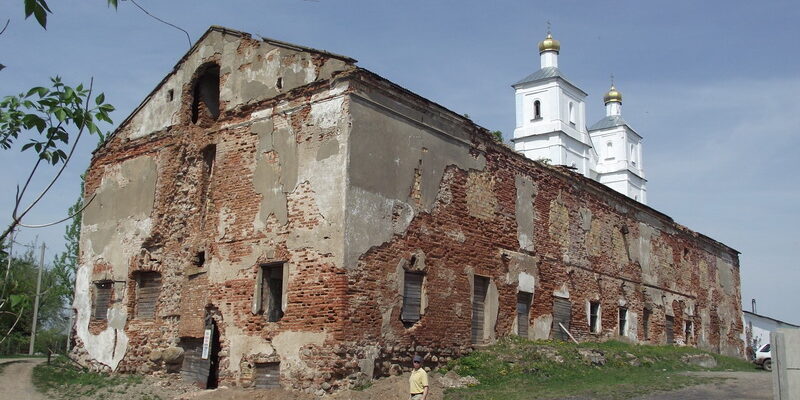 здание монастыря в Глубоком