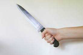 нож в женской руке