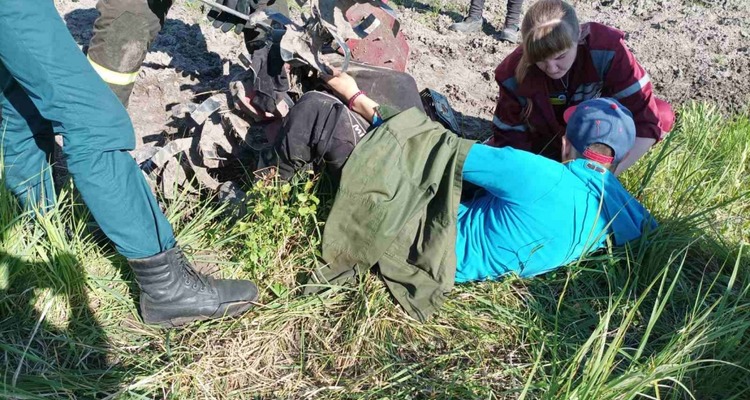 В Лоевском районе у подростка зажало ногу в культиваторе