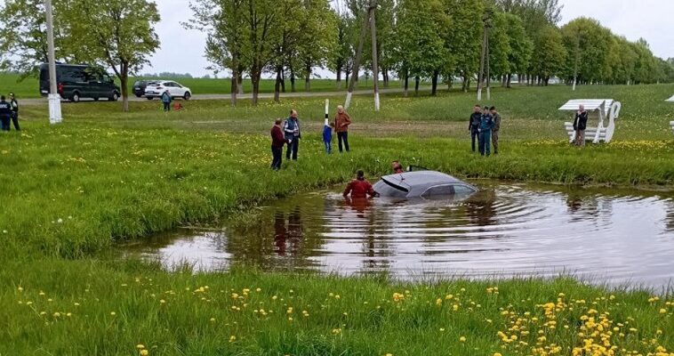 В Могилеве автомобиль утонул в водоеме