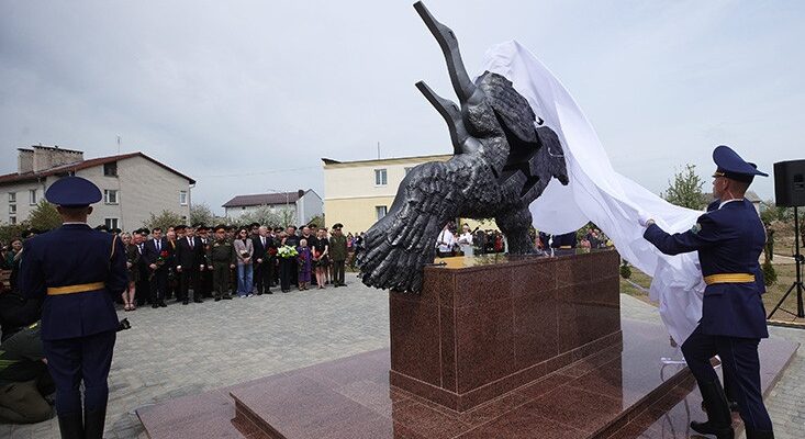 В Барановичах открыли мемориал в честь погибших летчиков