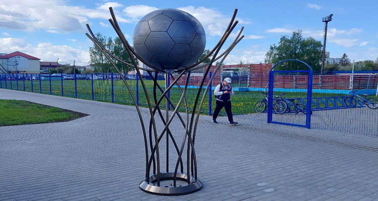 В Жлобине сделали 400-килограммовый футбольный мяч