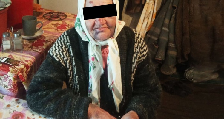 В Речицком районе парень помог бабушке, а потом стал вымогать деньги и избивать