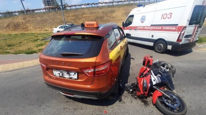 В Бресте таксистка сбила встречного мотоциклиста