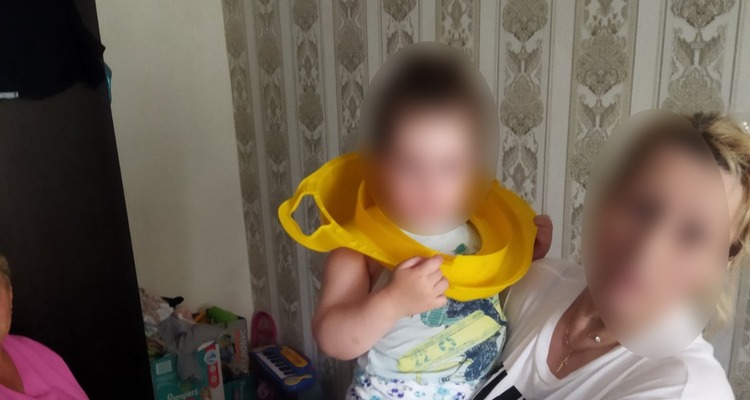 В Светлогорске спасатели помогли снять горшок с головы двухлетней девочки