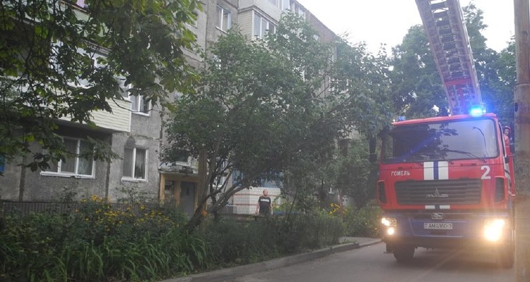 В Гомеле мужчина пытался залезть в свою квартиру через балкон на втором этаже.