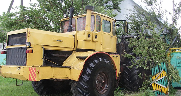 В районе Тереховка Добруша трактор влетел в стену жилого дома. И уже более недели трактор стоит в детской спальне