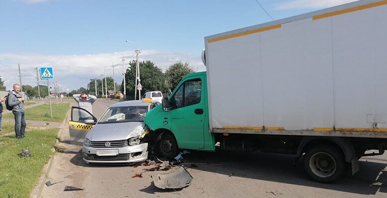 В Барановичах грузовик протаранил автомобиль такси